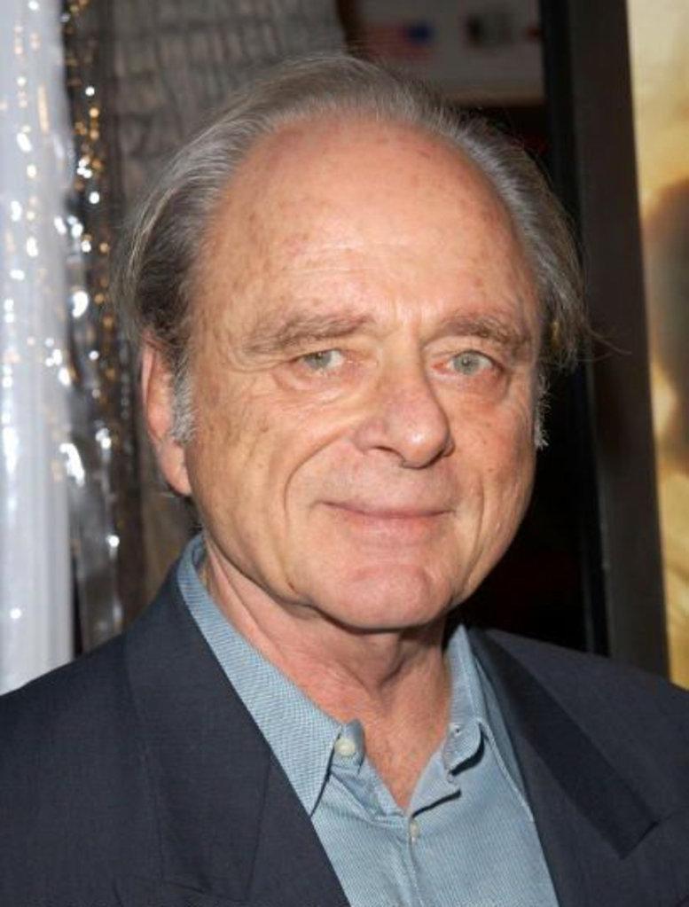 How tall is Harris Yulin?